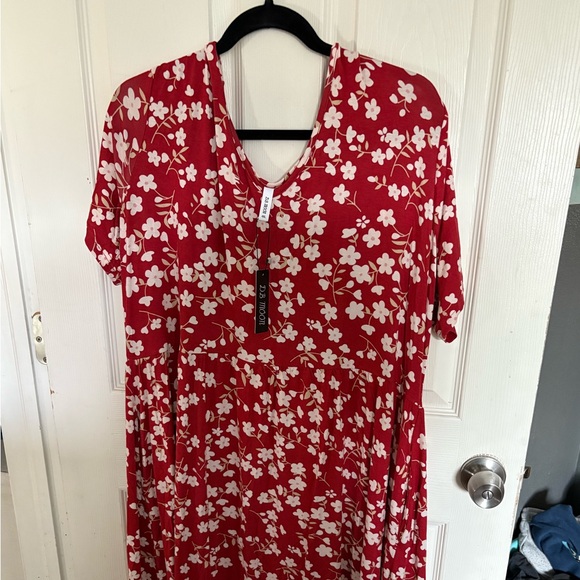 New with tags 
Red dress with flowers - Picture 1 of 2